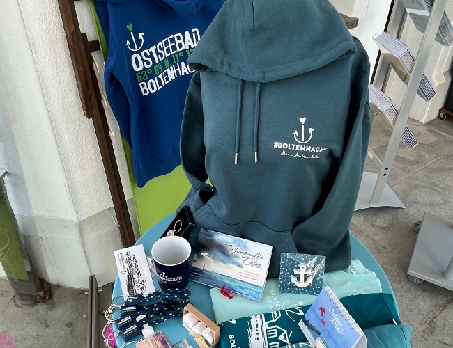 Klamotten Hoody und T-Shirt aus der neuen Kollektion 2023