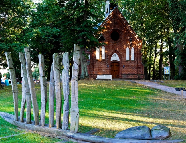 Kirche zur Paulshöhe mit Sturmflutdenkmal © Bernd Kühn