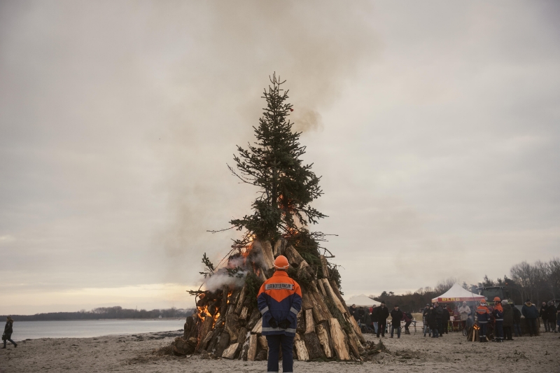 Feuer und Meer 2025 Ein großes Lagerfeuer am Strand zu Feuer und Meer mit Absicherung durch die Feuerwehr.
