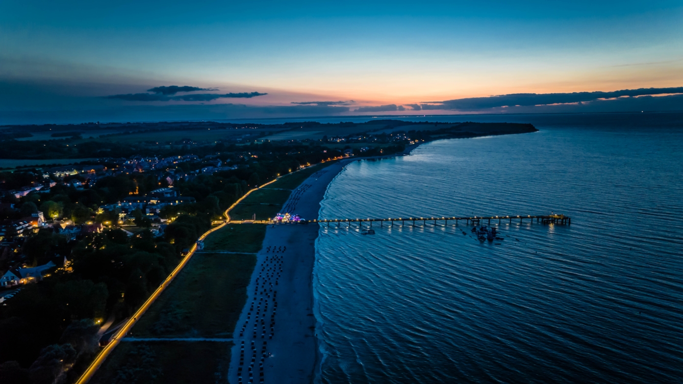 Nachaufnahme aus der Luft Seebrücke und Dünenpromenade