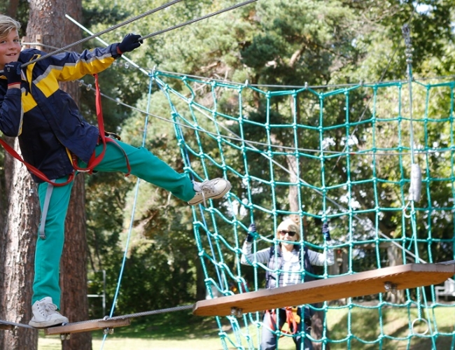 Boltenhagener Kletterpark Oma und Enkel in schwindeligen Höhen Bild © Ecki Raff