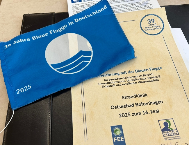 Zertifikat Blaue Flagge 2025 das Zertifikat für die Auszeichnung zur sehr guten Badewasserqualität im Ostseebad Boltenhagen.